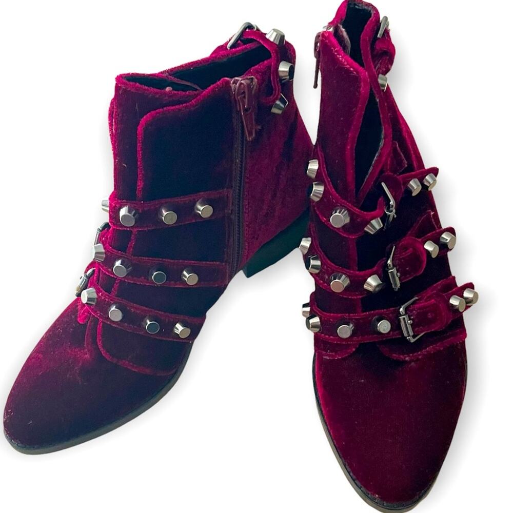 NWT Gianni Bini Goalsetta velvet studded buckle ankle boots